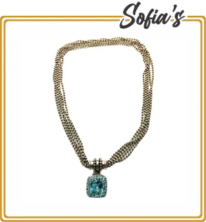 Necklace with pendant in marquesitas and topaz stone